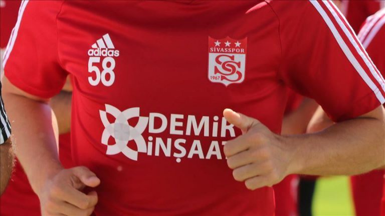 Sivasspor's youth team bus crashes, injuring 6 players ...